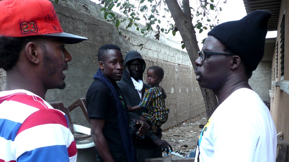 Eine Gruppe junger Afrikaner im Gespräch.