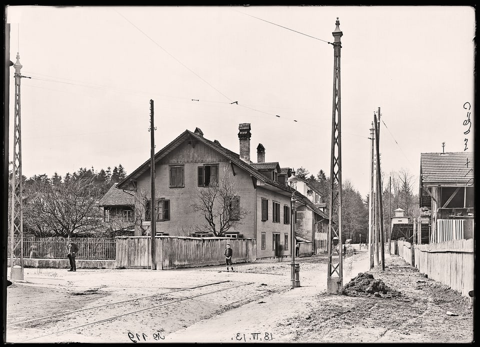 Historisches Foto einer Strasse mit zwei Häusern.