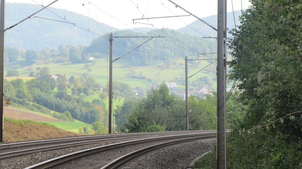 Eine Kurve der Bahnlinie zwischen Hornussen und Zeihen, wo die Kupferkabel nun fehlen.