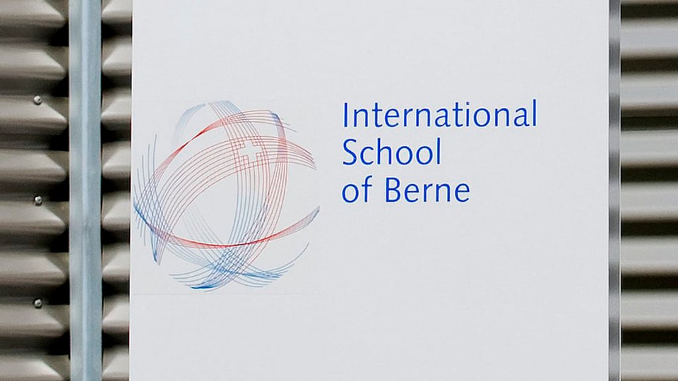 Ein Schild mit dem Schriftzug der International School of Berne