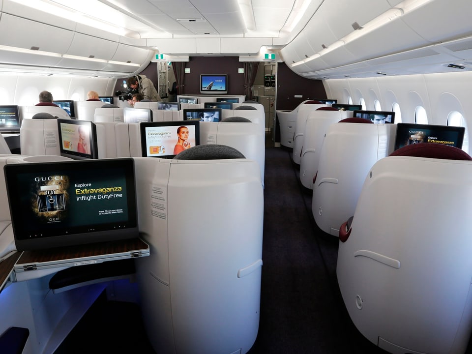 Sitze mit grossen persönlichen TV-Bildschirmen im Inneren des neuen Airbus-Modells A350 