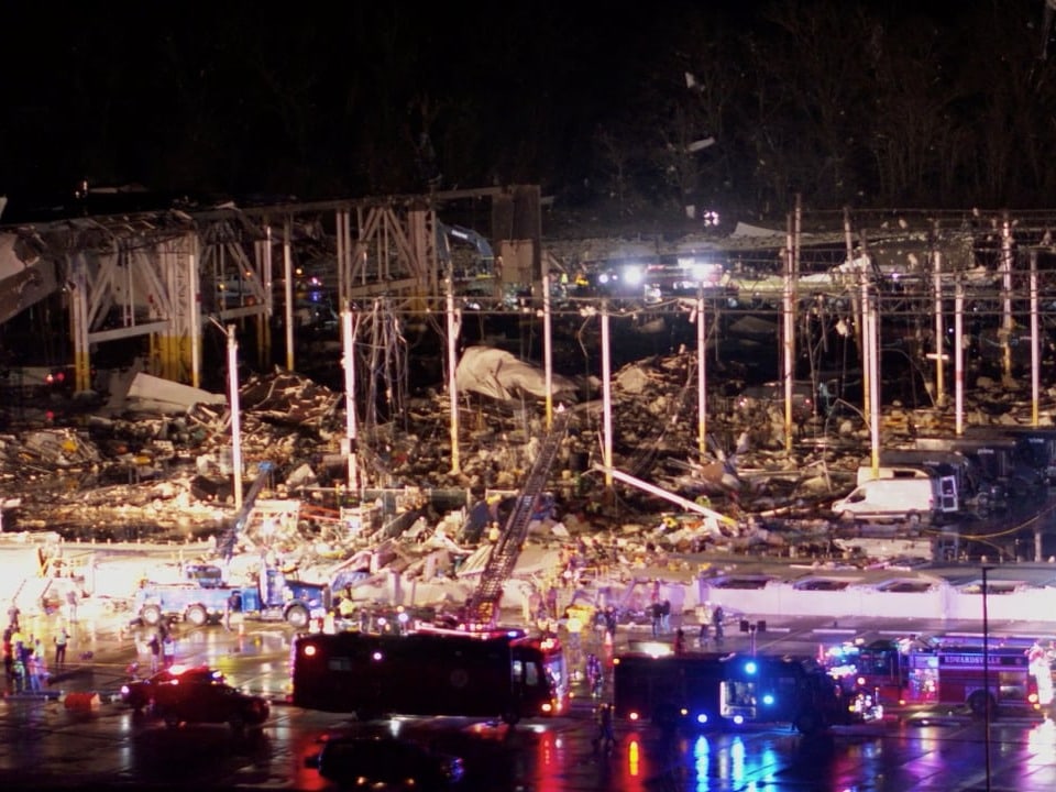 Das Amazon-Lager in Edwardsville im Staat Illinois wurde von einem Tornado zerstört.