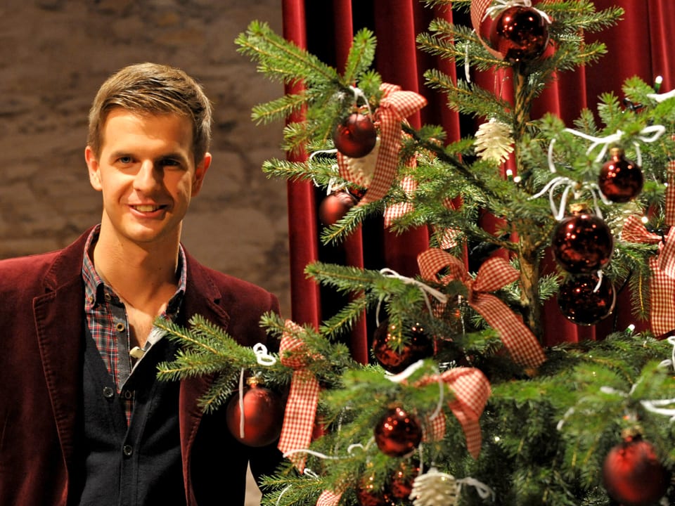 Nicolas Senn mit Weihnachtsbaum.