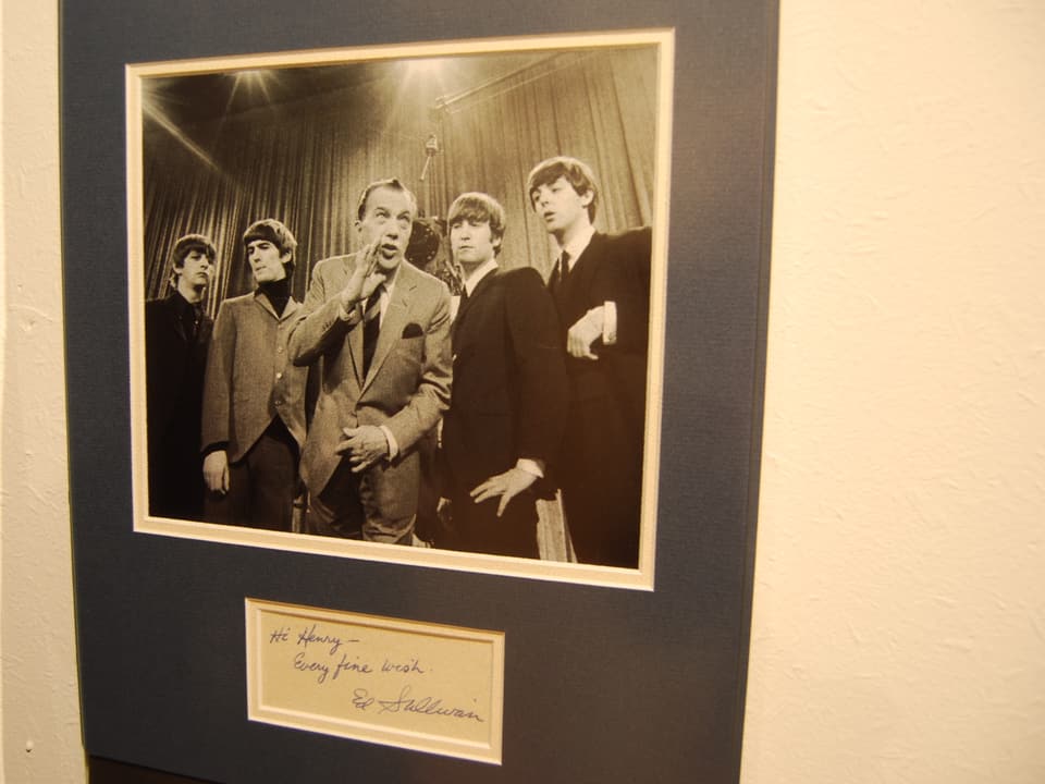 Ein Bild der Beatles in der Ed O'Sullivan Show - ihr erster Amerika Auftritt. Auch diese Geschichte wird erzählt. 