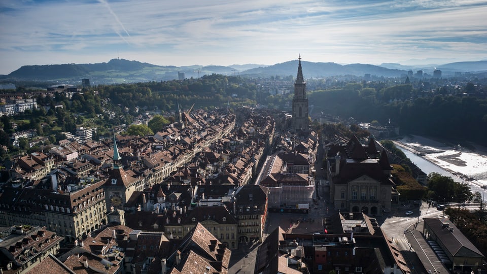 Luftaufnahme über die Dächer der Berner Altstadt Richtung Bärengraben.