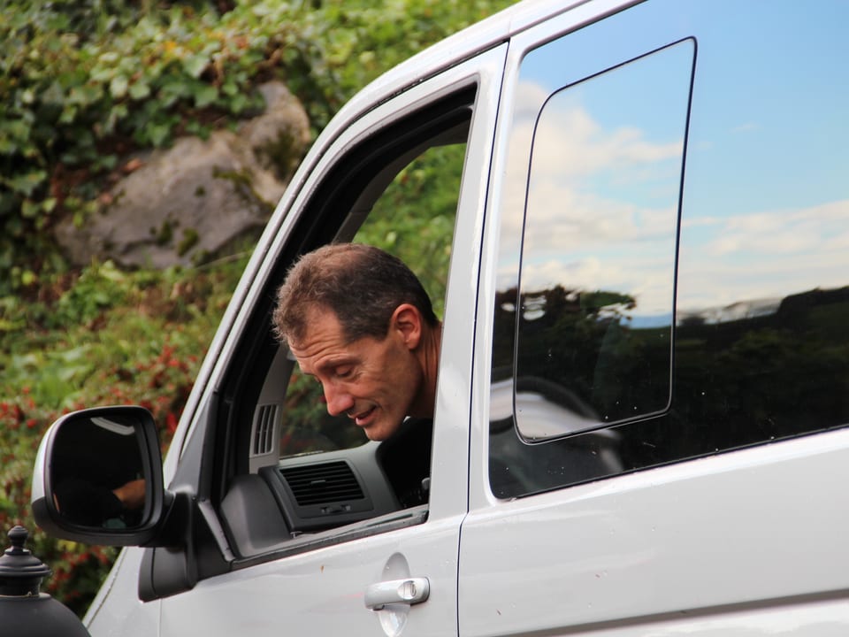 Juanito Ambrosini schaut aus dem Autofenster zum Einparken des Wagens.