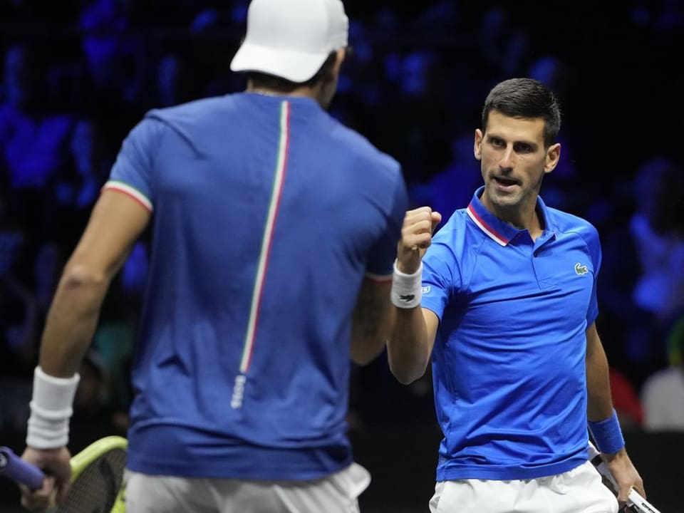 Alleine und zu zweit erfolgreich Novak Djokovic jubelt