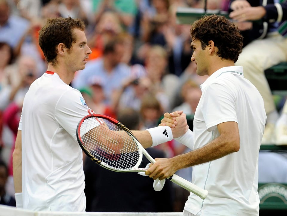 Murray gratuliert Federer per Handschalg.