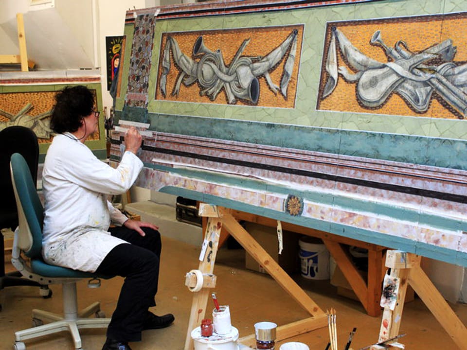 Eine Frau malt an barocken Gemälden.