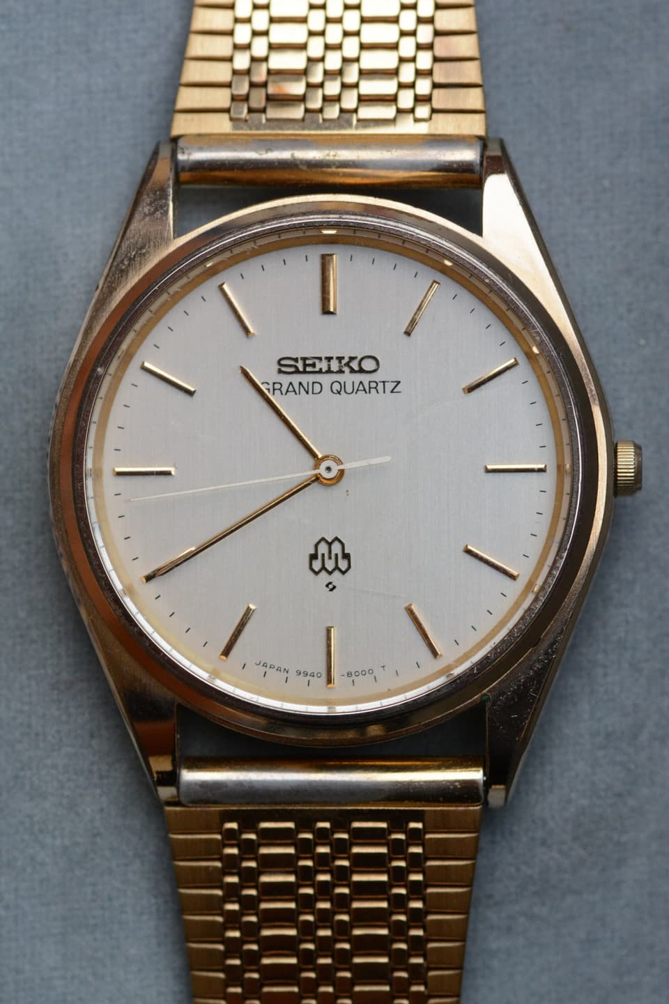 Bild einer klassisch aussehenden, goldenden Seiko Quarz Quarz Uhr.