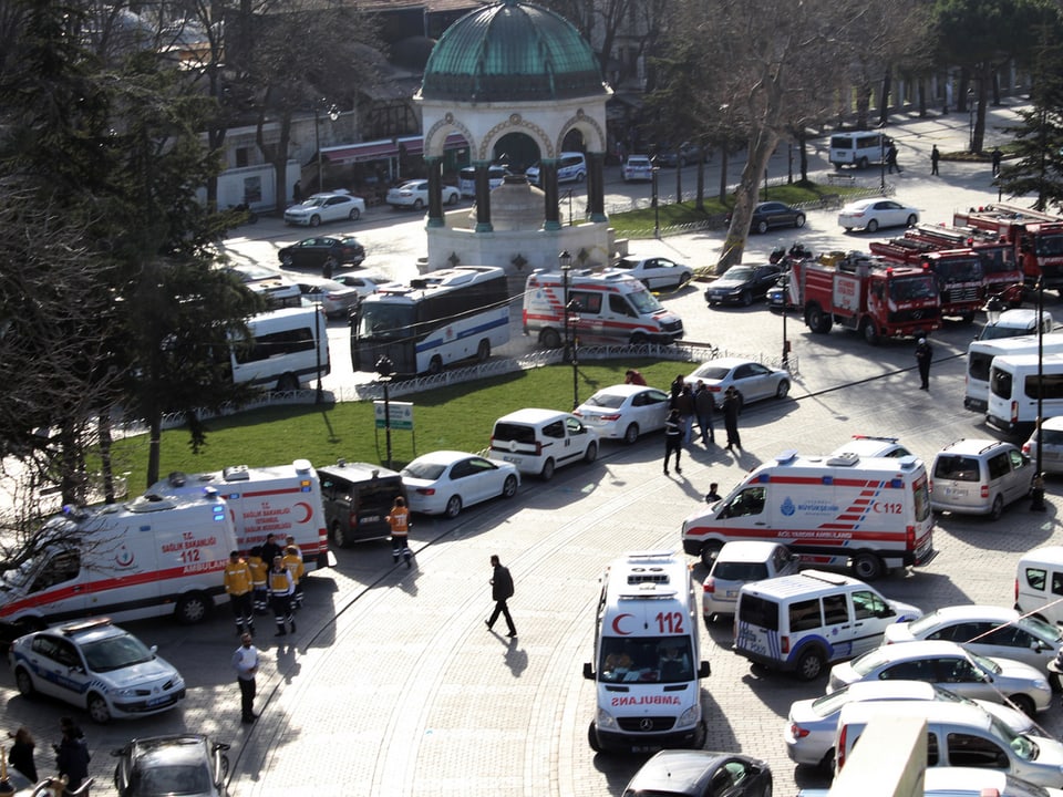 Feuerwehrautos und Krankenwagen vor dem abgeriegelten Istanbuler Stadtviertel.