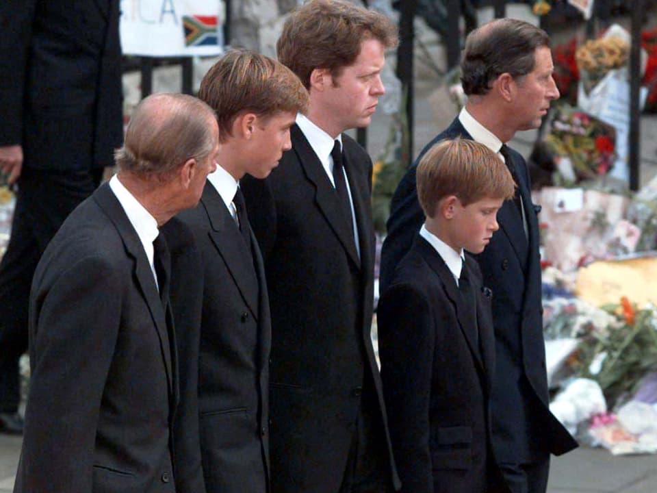 Prinz Charles, Prinz Harry, Earl Spencer, Prinz William und Prinz Philip bei der Beerdigung von Lady Di.