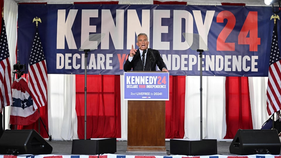 Robert F. Kennedy Jr. kündigt seinen Eintritt in das Präsidentschaftsrennen 2024 als unabhängiger Kandidat an.