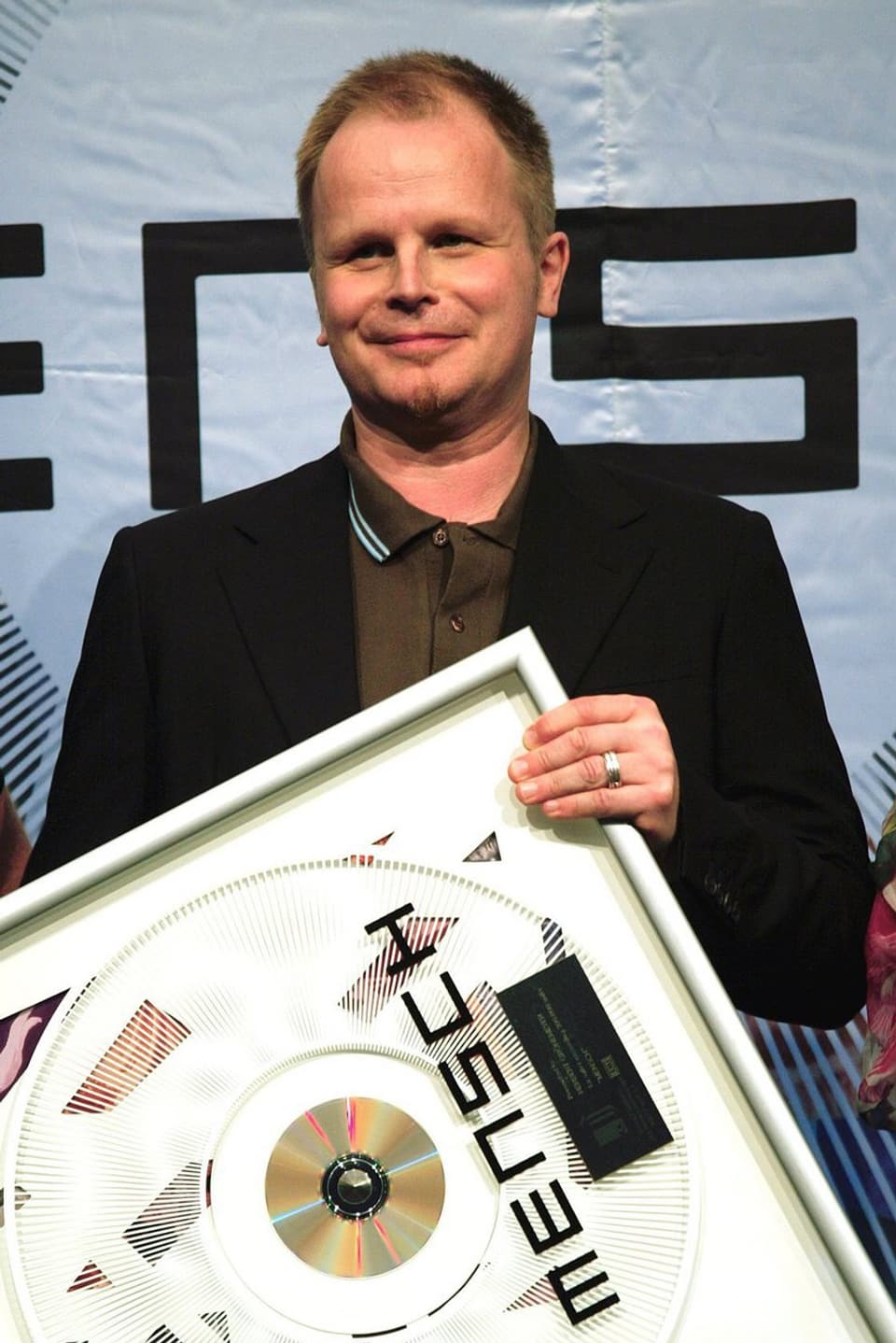 Herbert Grönemeyer hält eine Platin-CD für sein Album «Mensch».