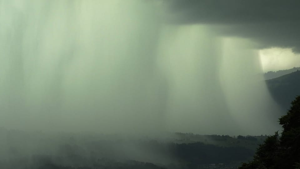 Archivbild Gewitterregen über Thunersee Regenvorhänge aus dunklen Gewitterwolken
