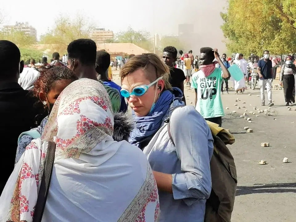 Anna Lemmenmeier führt – mit  aufgesetzter Taucherbrille – ein Gespräch