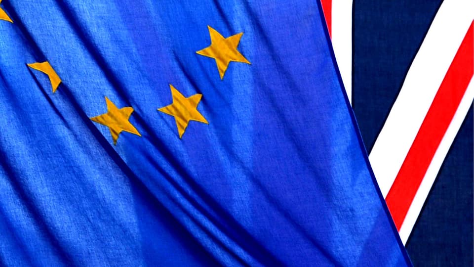 Flaggen von Grossbritannien und EU.