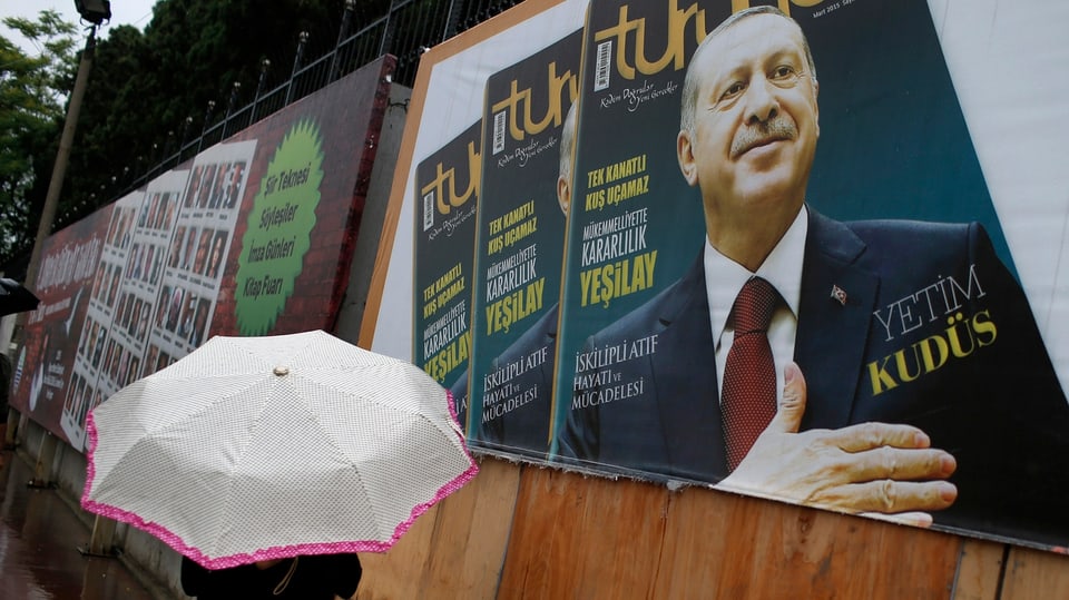 Ein Plakat mit dem Abbild von Erdogan