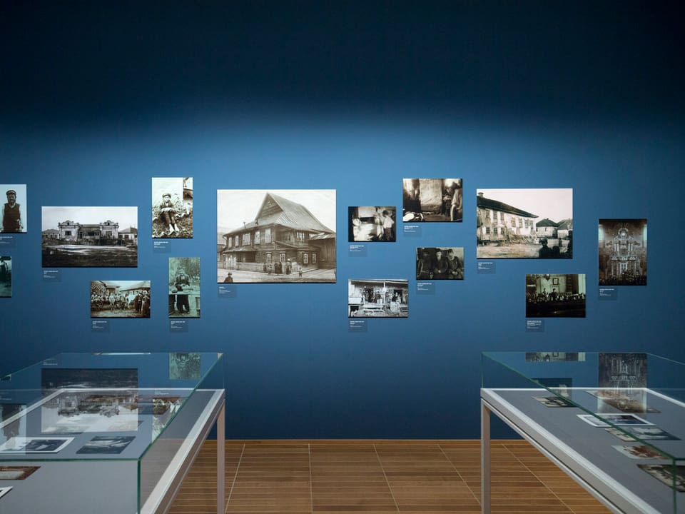 Ausstellungsraum im Kunstmuseum Basel mit Fotografien an der Wand. 