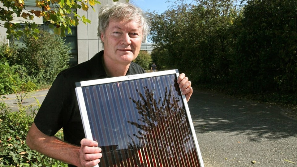 Der deutschstämmige Chemiker Michael Grätzel mit dem Modell einer Solarzelle, die von ihm erfunden wurde.