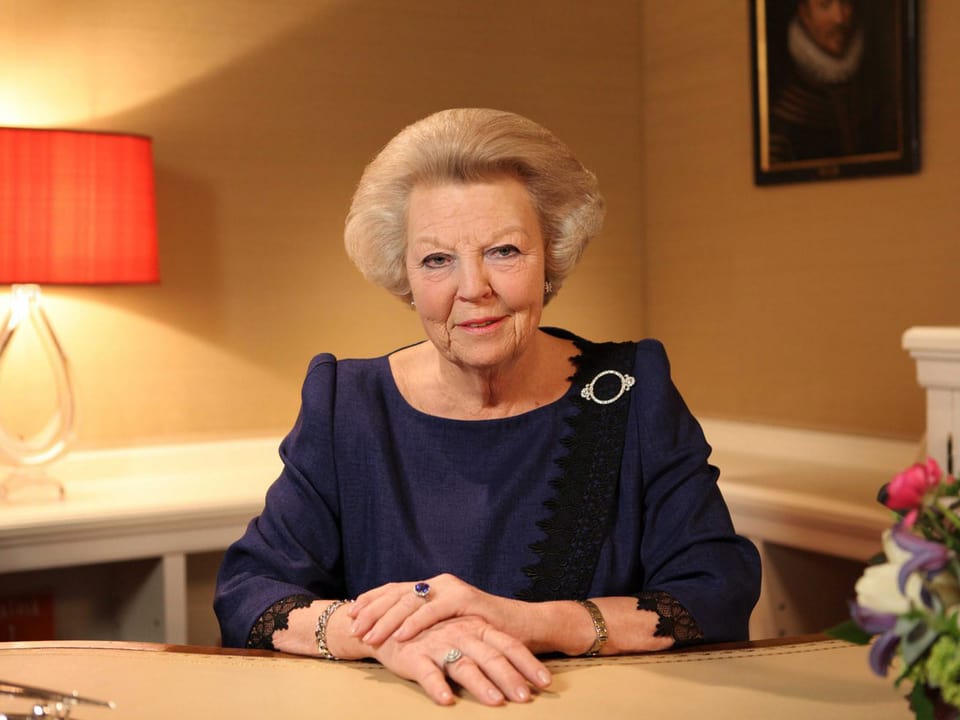 Königin Beatrix während der Fernsehansprache in der sie ihre Abdankung bekanntgibt.