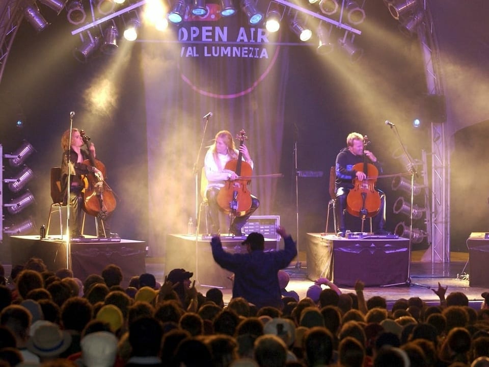 Open Air Lumnezia Bühne mit viel Publikum.