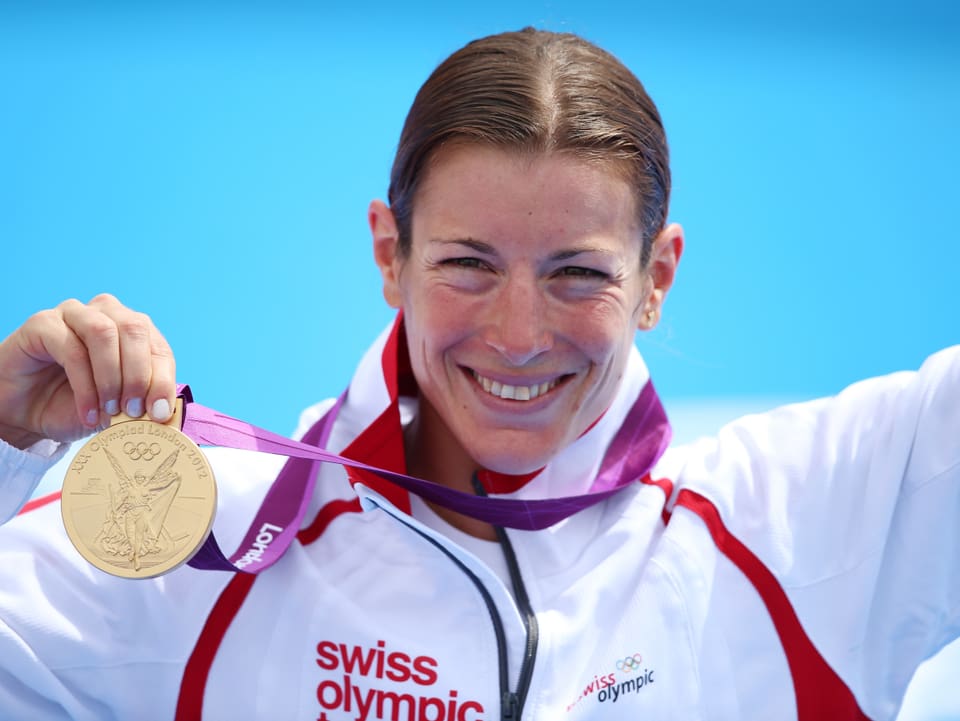 Nicola Spirig mit Olympiamedaille