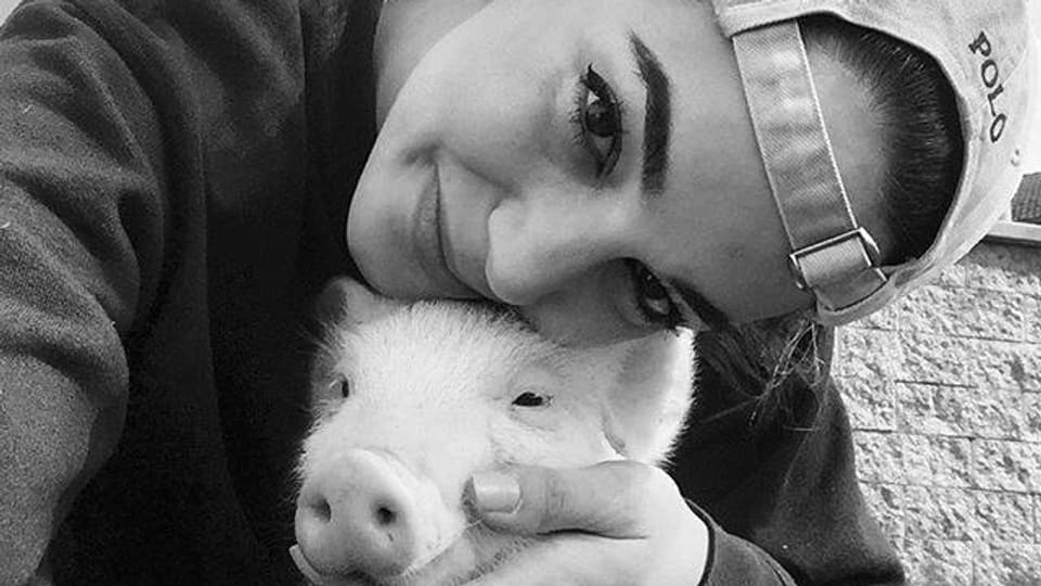 Laetitia Guarino mit ihrem Hausschwein