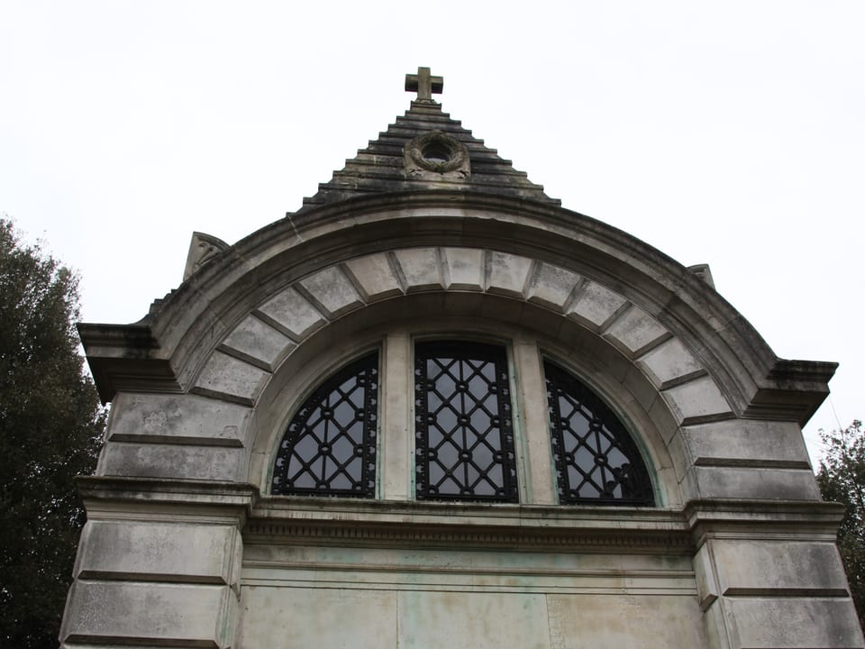 Turm des Mausoleums mit Kreuz