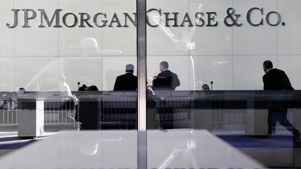 Das Logo von JP Morgan an einer Fensterscheibe.