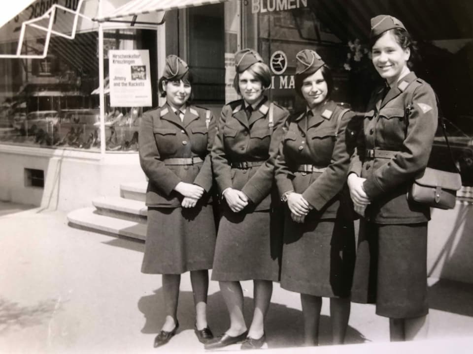 Vier Frauen in der Uniform.