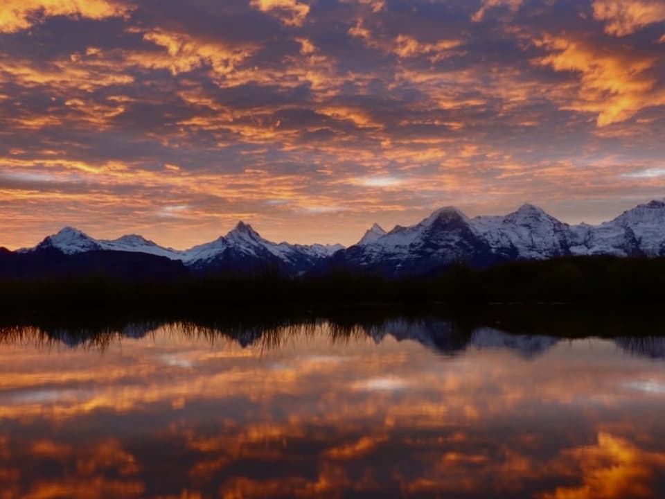 Morgenrot und Berge gespiegelt im See