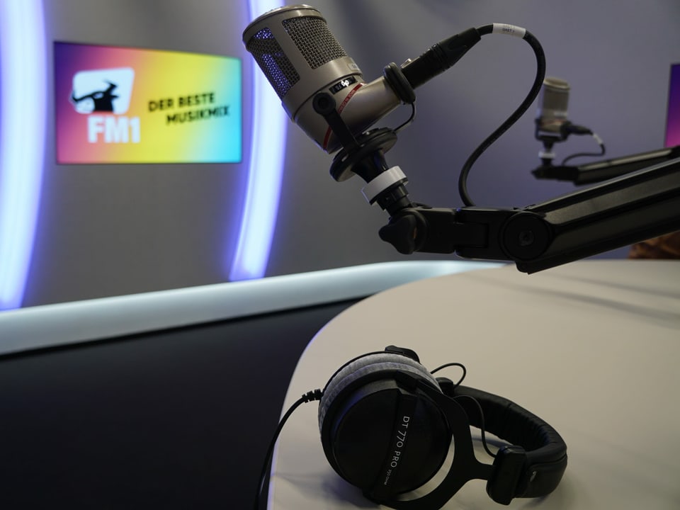 Kopfhörer und Mikrofon im FM1-Radiostudio.