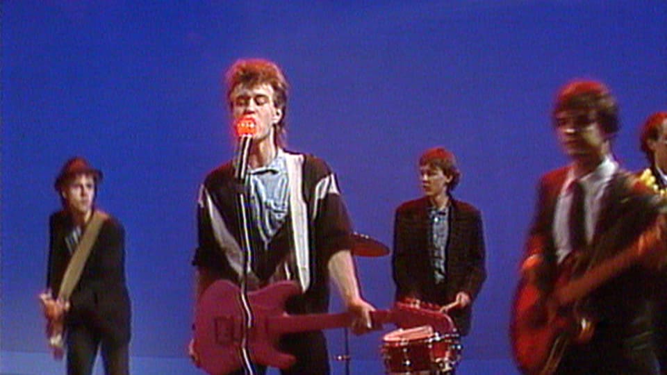 Kuno Lauener beim ersten Fernsehauftritt 1985. Da die Band nicht live singen durfte, protestierten Kuno und seine Jungs und sangen stattdessen mit Glühbirnen statt Mikrophonen.