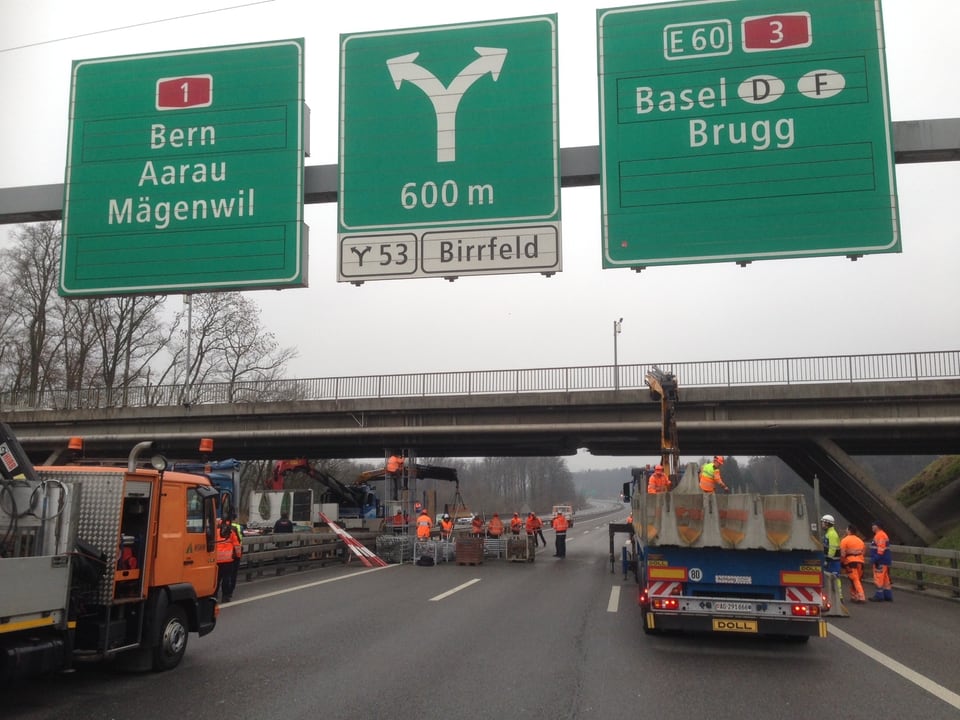 Solange die Brücke nicht abgestützt ist, bleiben beiden Fahrbahnen der A1 geschlossen. Am Montagabend soll voraussichtlich die Fahrbahn Richtung Zürich wieder geöffnet werden.