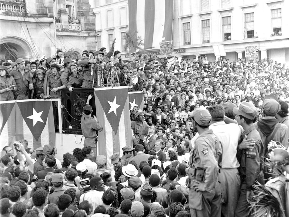Castro steht auf einer Bühne, darunter Tausende Menschen