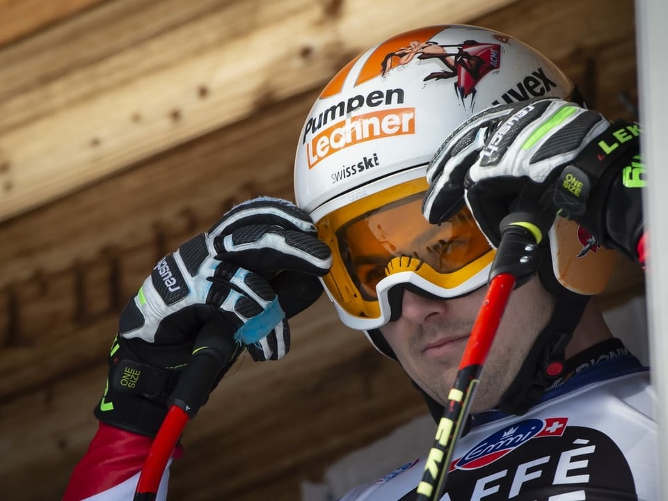 Muss seine Rückkehr in den Weltcup vertagen Urs Kryenbühl richtet am Start seinen Helm.