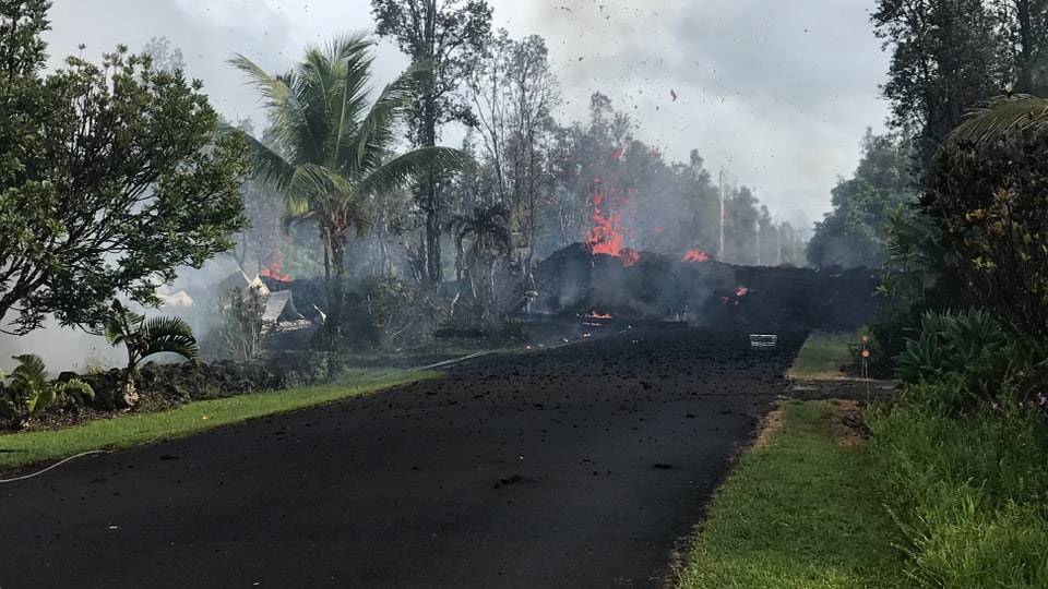 Zerstörte Strasse nahe des Vulkans.