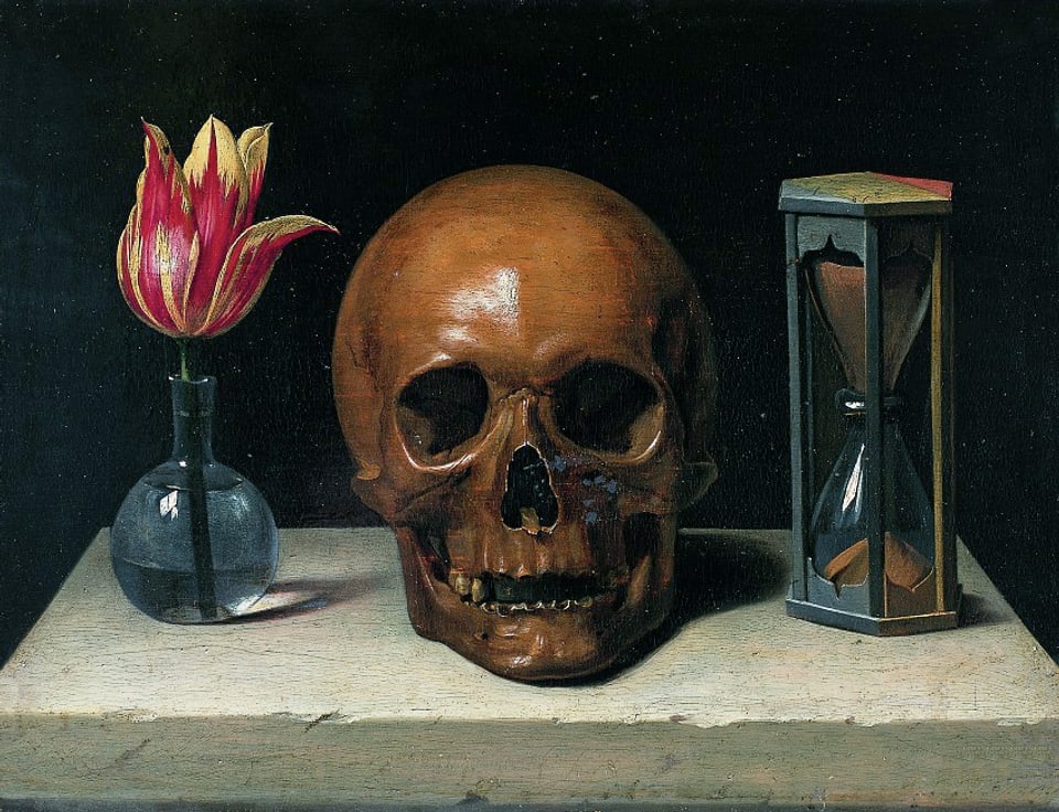 Von links nach rechts: eine Vase mit einer blühenden Tuple, ein Totenschädel, eine Sanduhr.