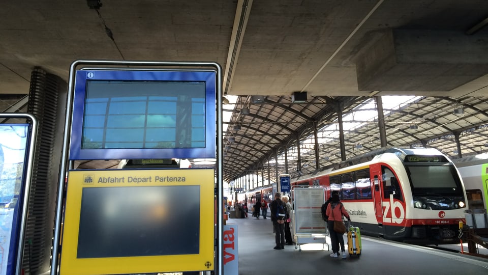 Anzeigetafel beim Bahnhof Luzern.