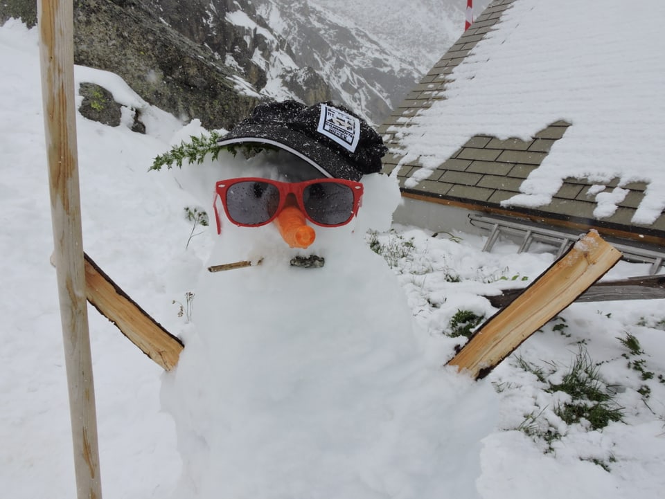 Ein Schneemann, gebaut von den Hüttenwarts-Kinder, steht vor der Gelmer Hütte, auf 2400 Meter.