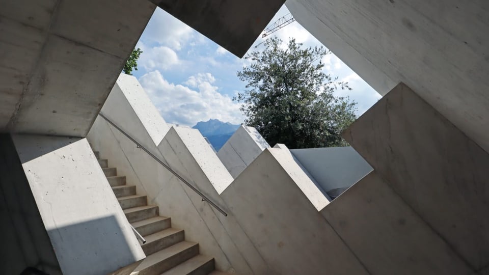 Kantiger Betonbau mit Treppe und Blick auf den Pilatus