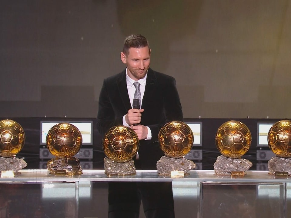 Lionel Messi mit seiner Ballon-d'Or-Sammlung.