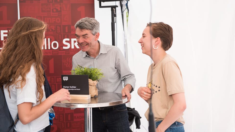 Zwei Besucherinnen im Speed Talk mit Dieter Kohler, Leiter Regionaljournal Basel.