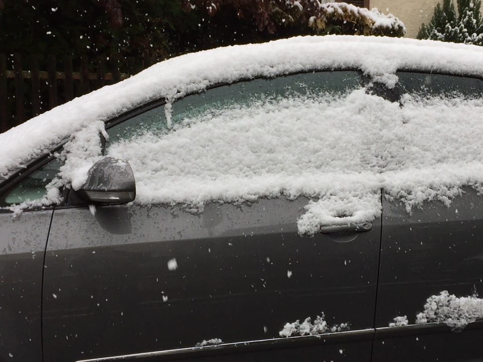 Schneebedecktes Auto.