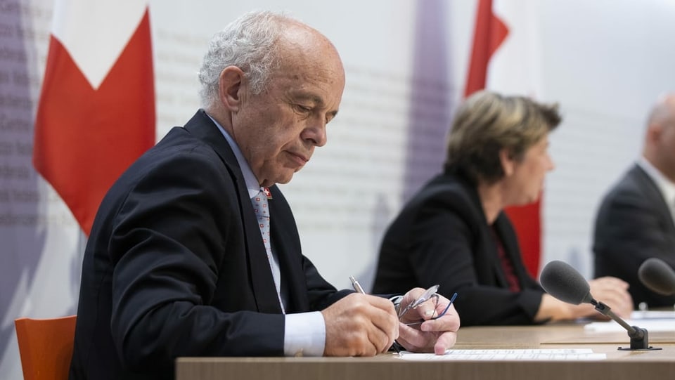 Ueli Maurer bei einer Medienkonferenz, im Hintergrund Bundesrätin Viola Amherd.