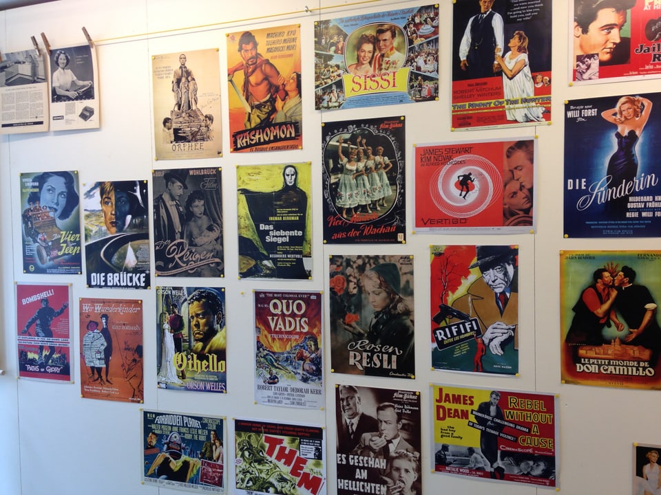 Mehrere Filmposter der 50er Jahre hängen an einer Wand