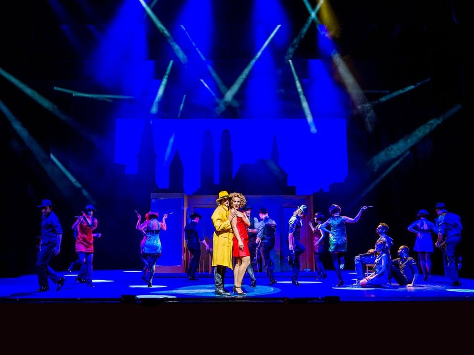 Ein Paar tanzt auf der Bühne im blauen Scheinwerferlicht