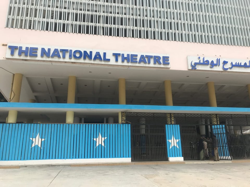Das Nationaltheater von aussen, mit blauer Fassade.