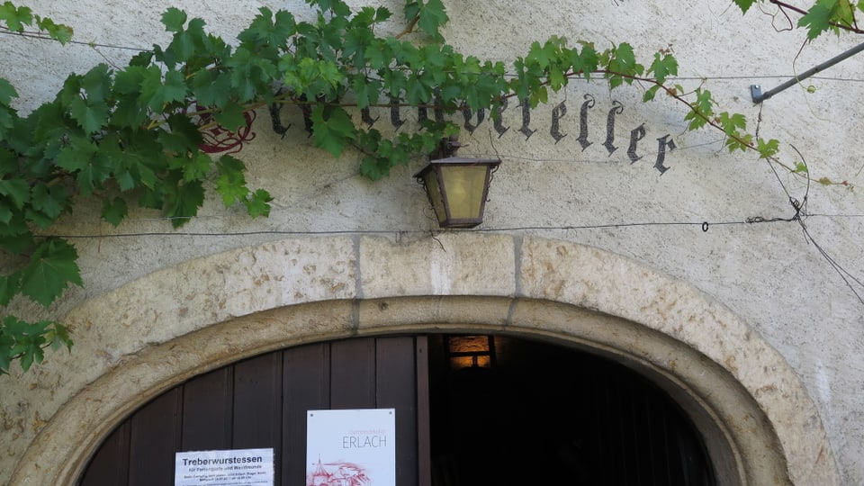 Eingang Weinkeller, Plakat mit Treberwurstessen